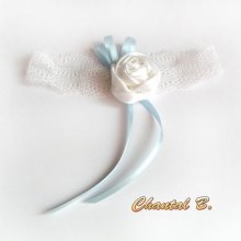 liga de casamento em renda branca com flor de cetim e fita azul