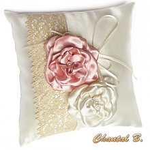 almofada de casamento com anéis de casamento de renda antigos, salmão e flores de marfim em cetim de marfim