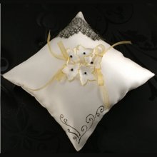 almofada de anel de casamento em cetim de marfim com renda de ouro e flores de seda