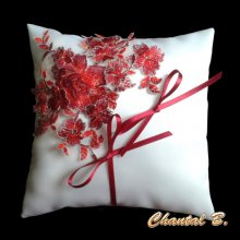 almofada de casamento com renda de cetim branco, flores vermelhas e strass