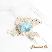 Pulseira de renda de marfim com flor de seda azul e punho de casamento de rhinestone