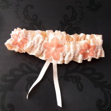 Liga de casamento romântica em renda de cetim rosa pó com flores de seda pintadas à mão