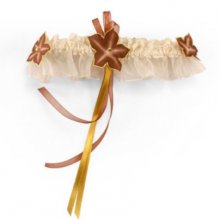 Liga de casamento em renda de marfim com flores de chocolate e seda dourada