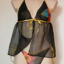 Conjunto de lingerie Caelia chiffon de seda preta e tanga de flores multicoloridas
