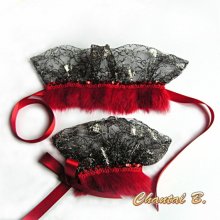 Pulseiras de punho vermelho com renda preta e pele prateada