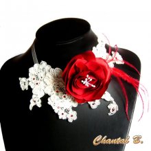 colar de casamento flor e plumas de cetim vermelho-renda de marfim 