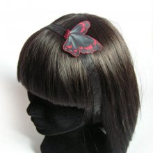 faixa de cabe&ccedil;a de renda preta com flor de organza e penas de fushia feitas &agrave; m&atilde;o