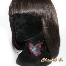 Borboleta de seda preta e vermelha pintada à mão com uma faixa de cabelo alix