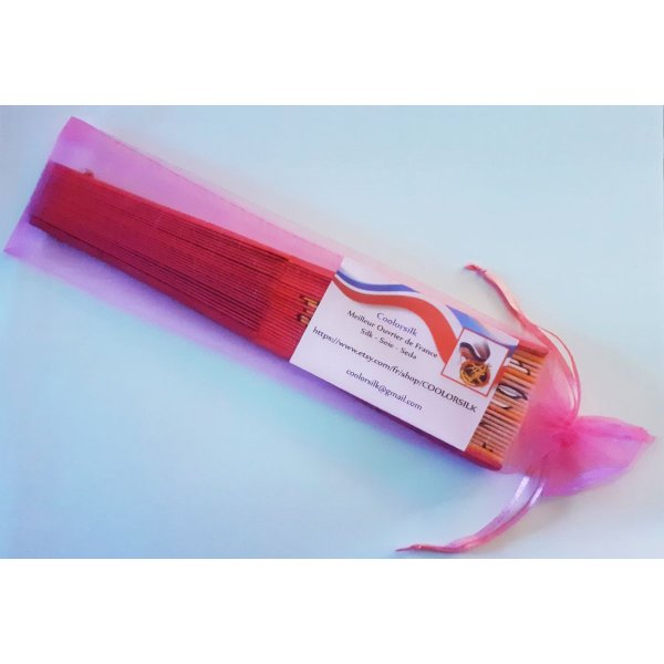 Uma bela ventoinha de seda desenhada &agrave; m&atilde;o e pintada &agrave; m&atilde;o para um perfeito "Dia D".