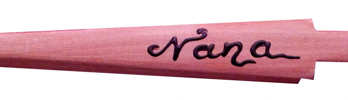 Um grande leque desenhado à mão e pintado à mão, personalizado com renda "L'orquidée