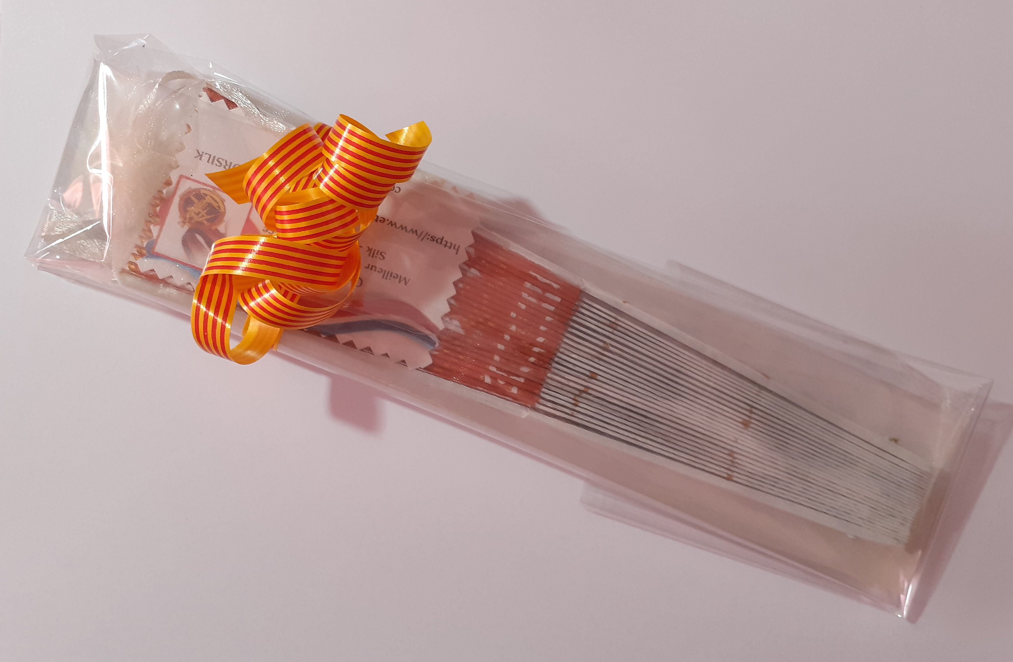 Ventilador de cetim desenhado e pintado &agrave; m&atilde;o "Plumetis