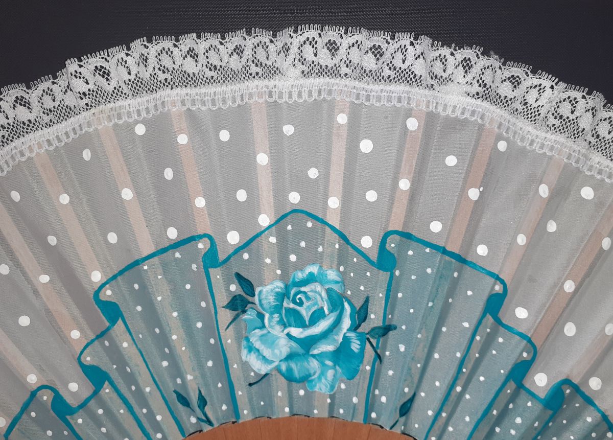 Um grande leque desenhado à mão e pintado à mão, personalizado com uma renda "Blue Rose".