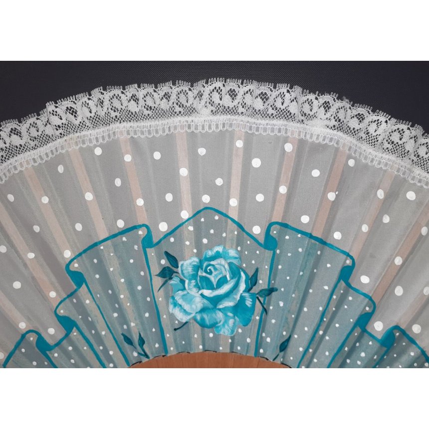Um grande leque desenhado à mão e pintado à mão, personalizado com uma renda "Blue Rose".