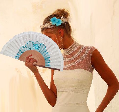 Um grande leque desenhado à mão e pintado à mão, personalizado com uma renda "Blue Rose".