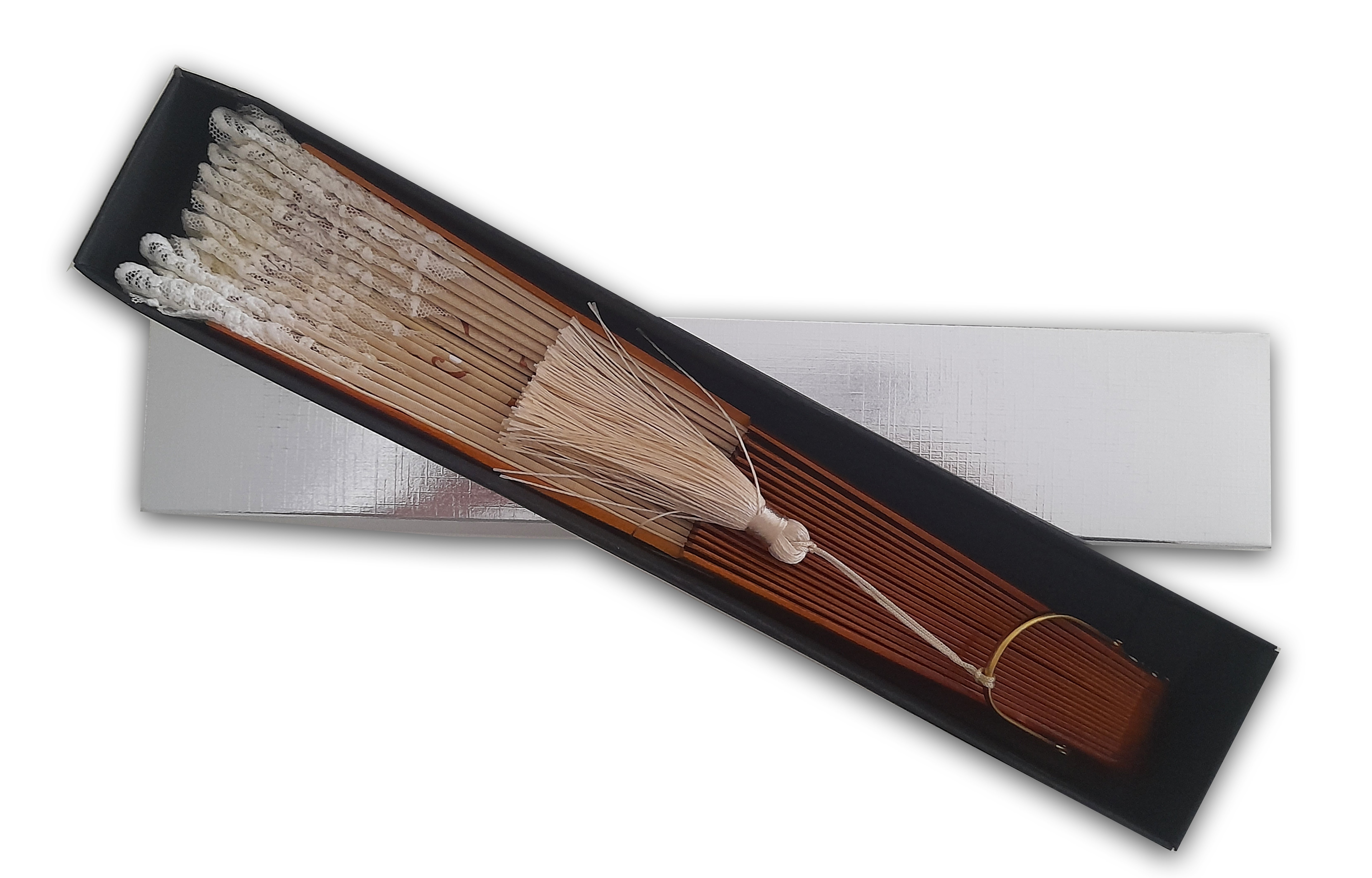 Un grand &eacute;ventail en dentelle et coton peint &agrave; la main. Bois ajour&eacute;.