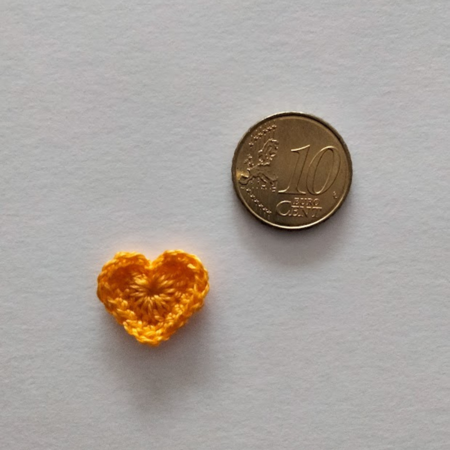 Pequeno coração aplicado "amarelo dourado