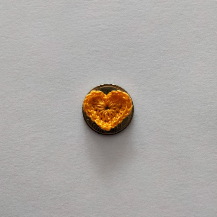 Pequeno coração aplicado "amarelo dourado