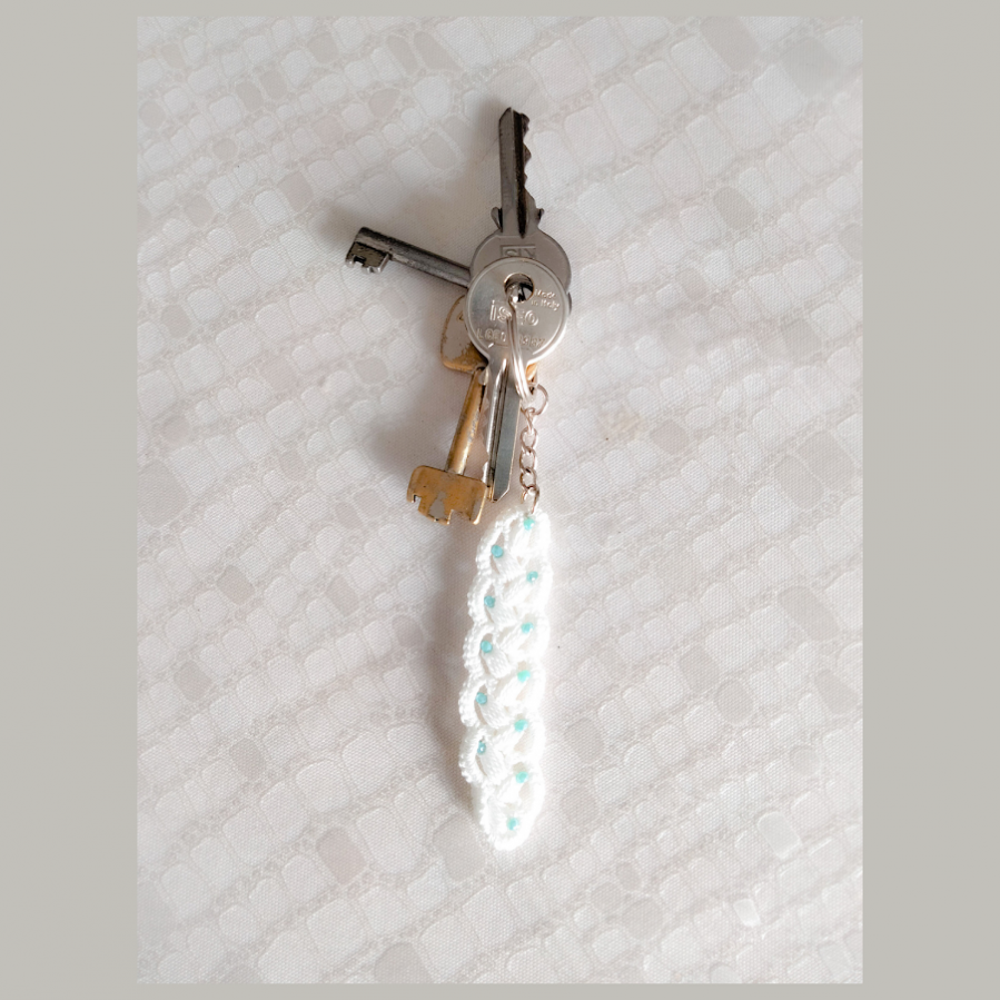 Porta-chaves branco - missangas turquesa