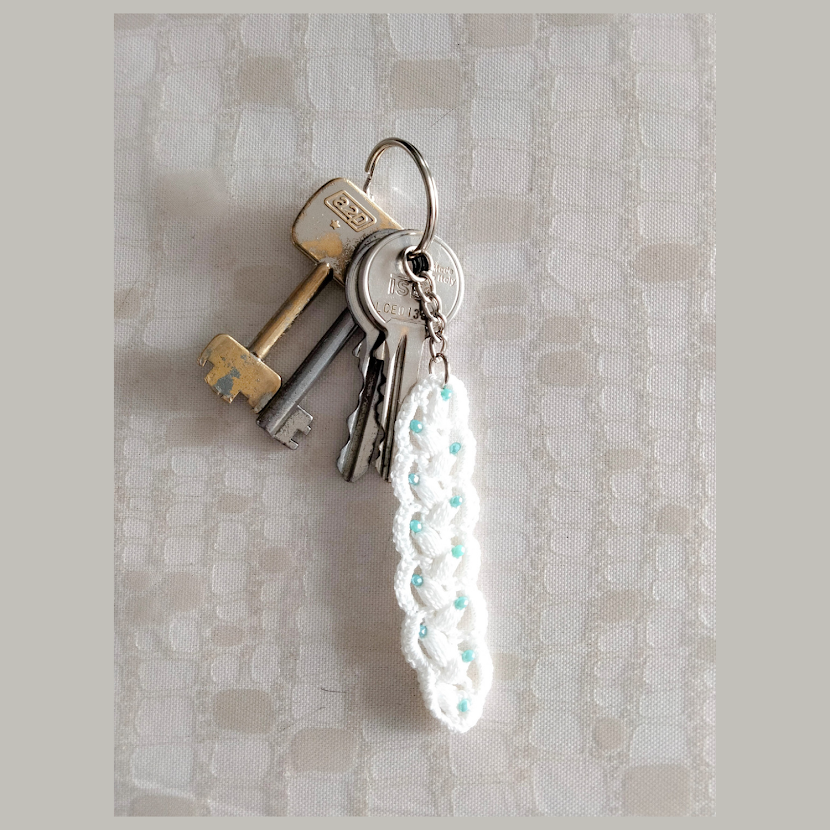 Porta-chaves branco - missangas turquesa