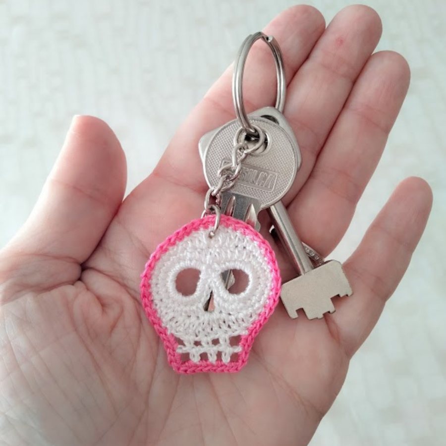 Porta-chaves "Crânio e ossos cruzados" Branco e rosa
