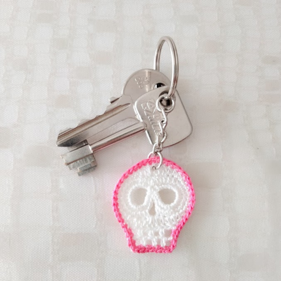 Porta-chaves "Crânio e ossos cruzados" Branco e rosa
