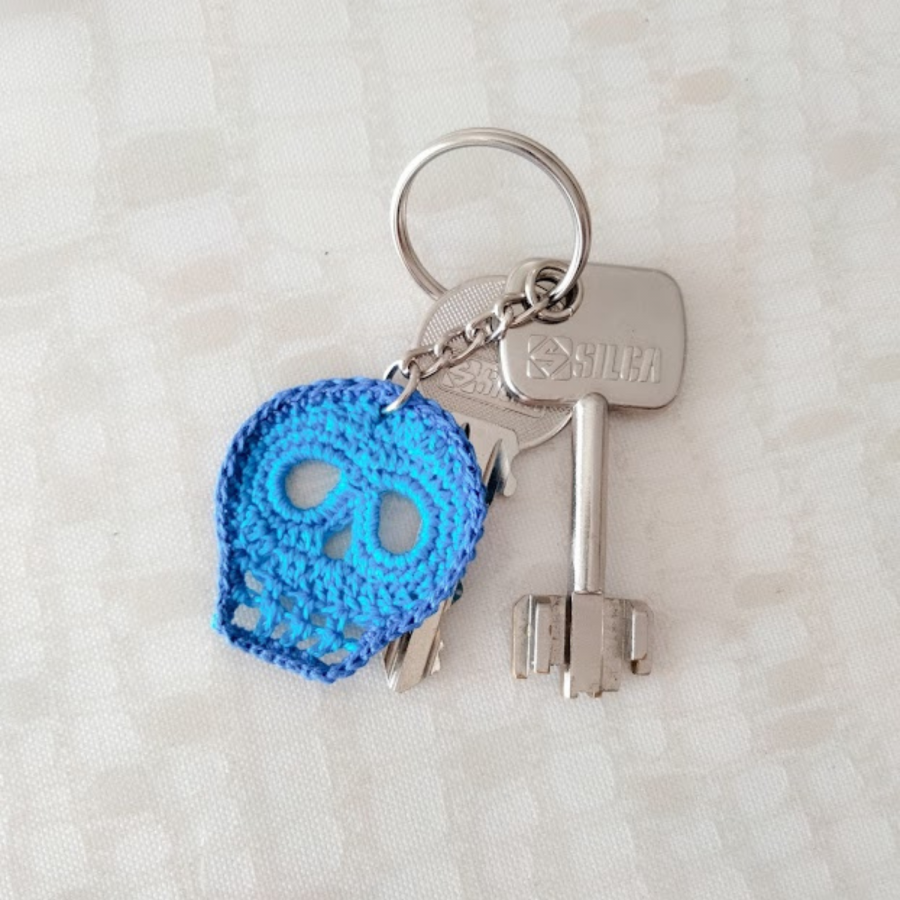 Chaveiro "Skull and Crossbones" Azul Eléctrico