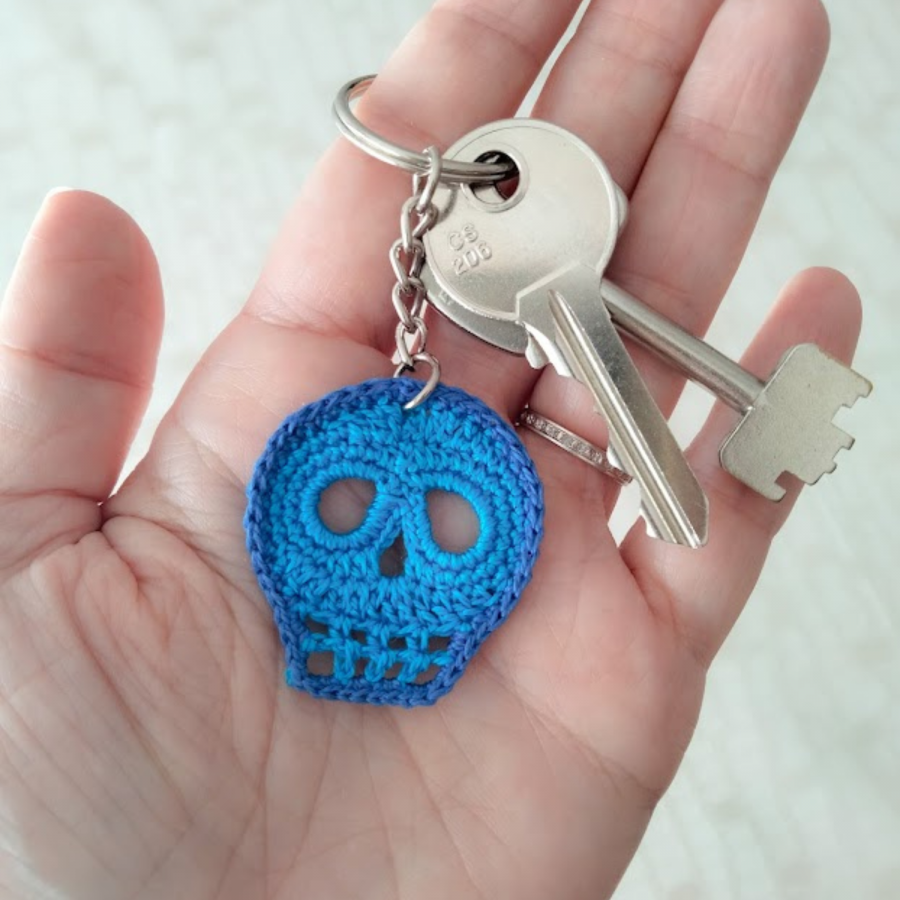 Chaveiro "Skull and Crossbones" Azul Eléctrico