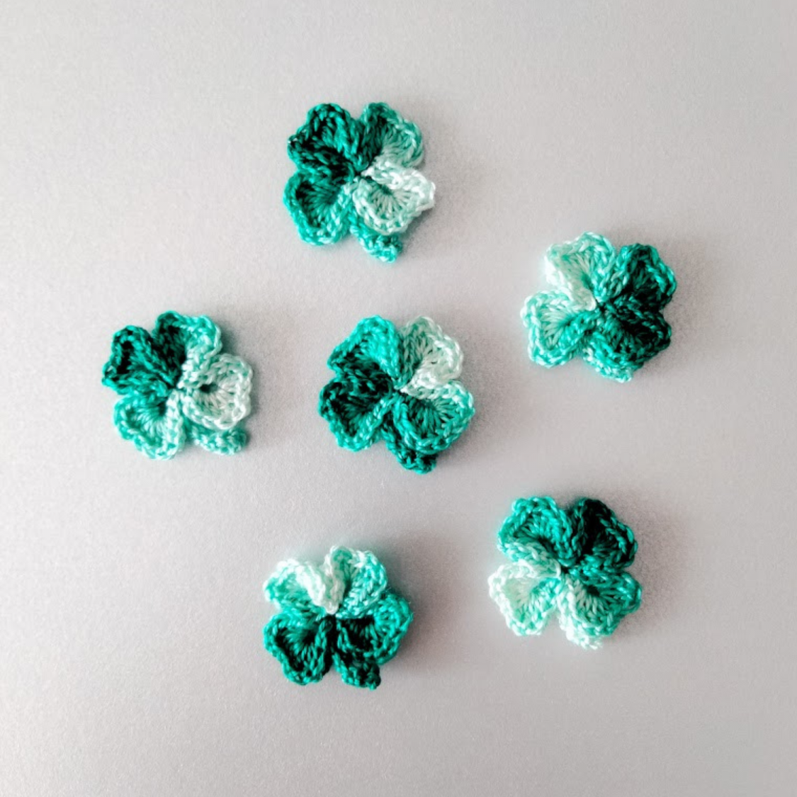 Trevo de 4 folhas - branco a verde menta