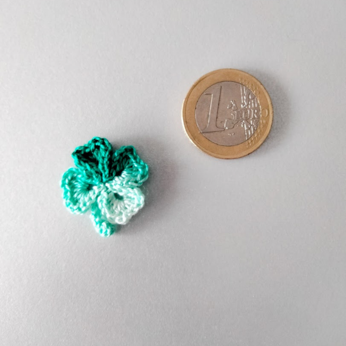 Trevo de 4 folhas - branco a verde menta