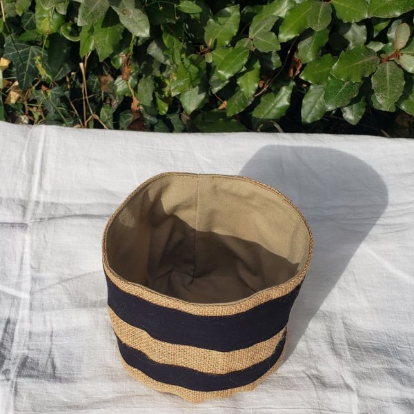 Mini panier de rangement ou cache pot. Accessoire de rangement, &eacute;l&eacute;ment de d&eacute;coration en toile de jute et coton