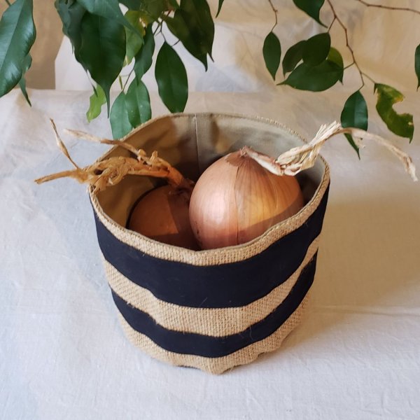 Mini panier de rangement ou cache pot. Accessoire de rangement, &eacute;l&eacute;ment de d&eacute;coration en toile de jute et coton