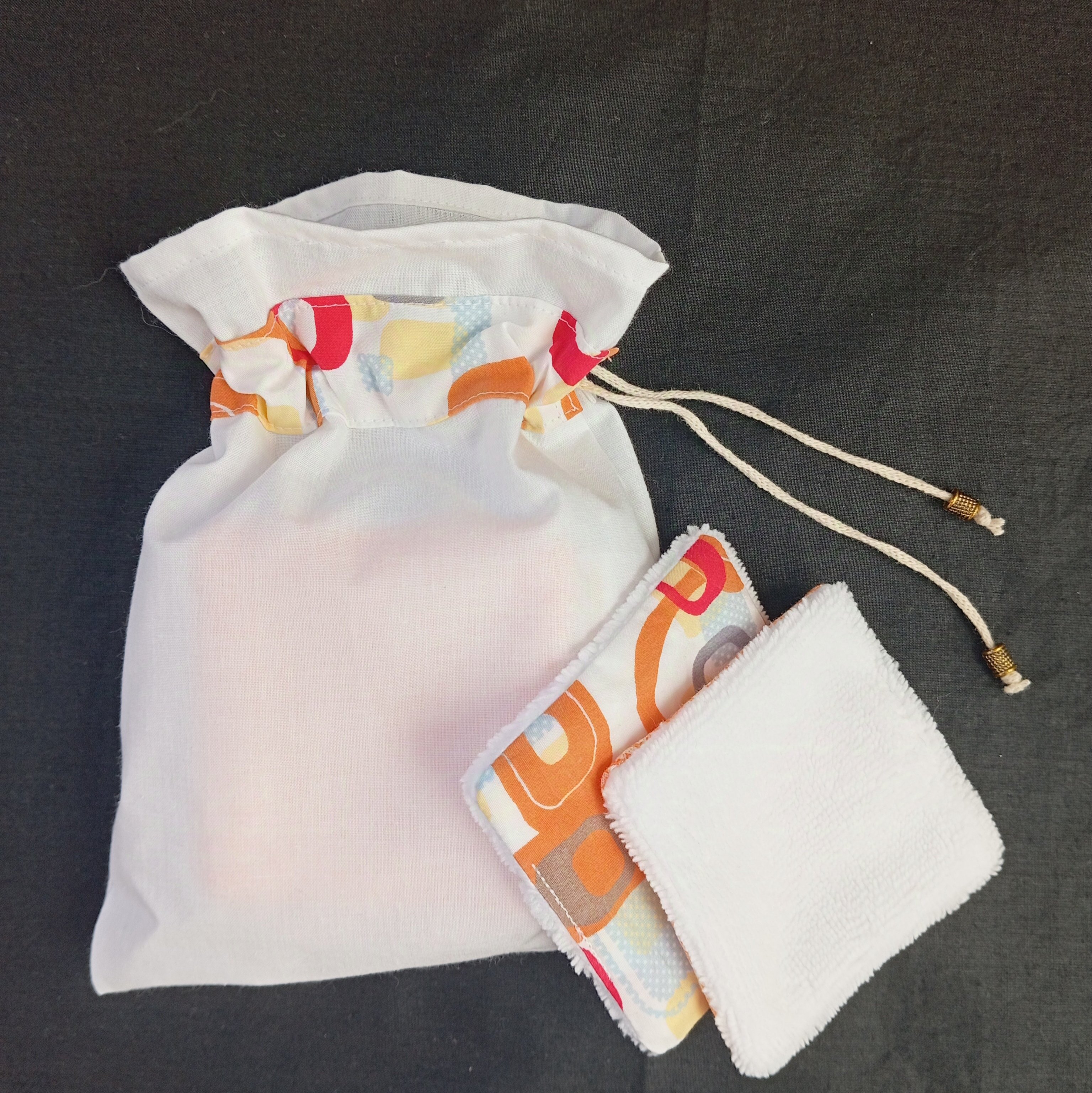 Lingettes d&eacute;maquillantes lavables en coton bambou et tissu coton imprim&eacute; avec sa pochette de rangement coordonn&eacute;e.