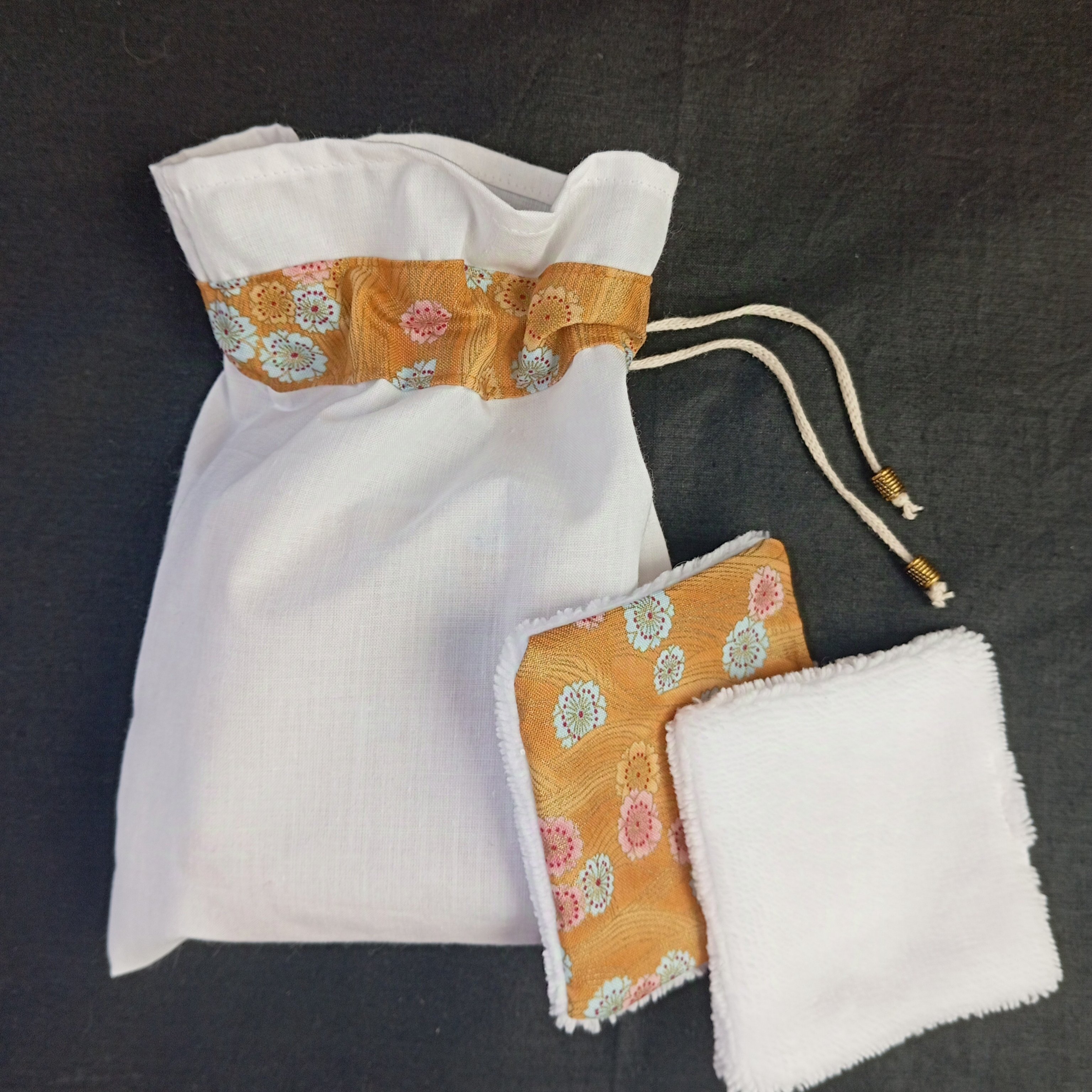 Lingettes d&eacute;maquillantes lavables en coton bambou et tissu coton imprim&eacute; avec sa pochette de rangement coordonn&eacute;e.