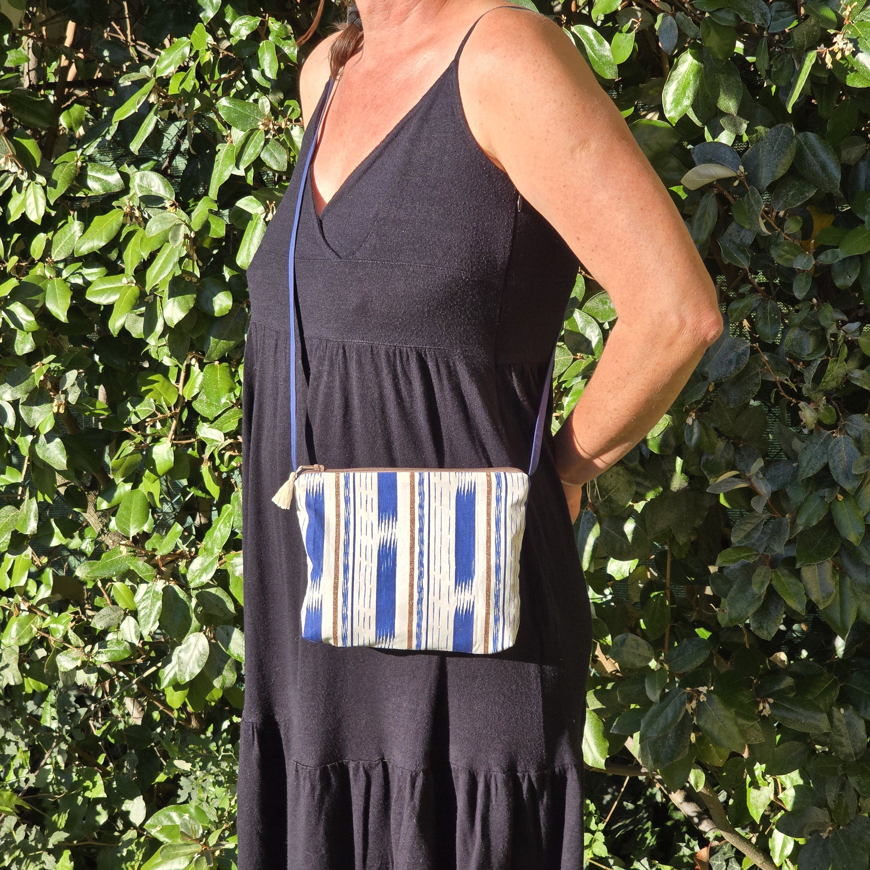 Pochette avec bandouli&egrave;re en tissu coton bleu et marron agr&eacute;ment&eacute;e d'un pompon