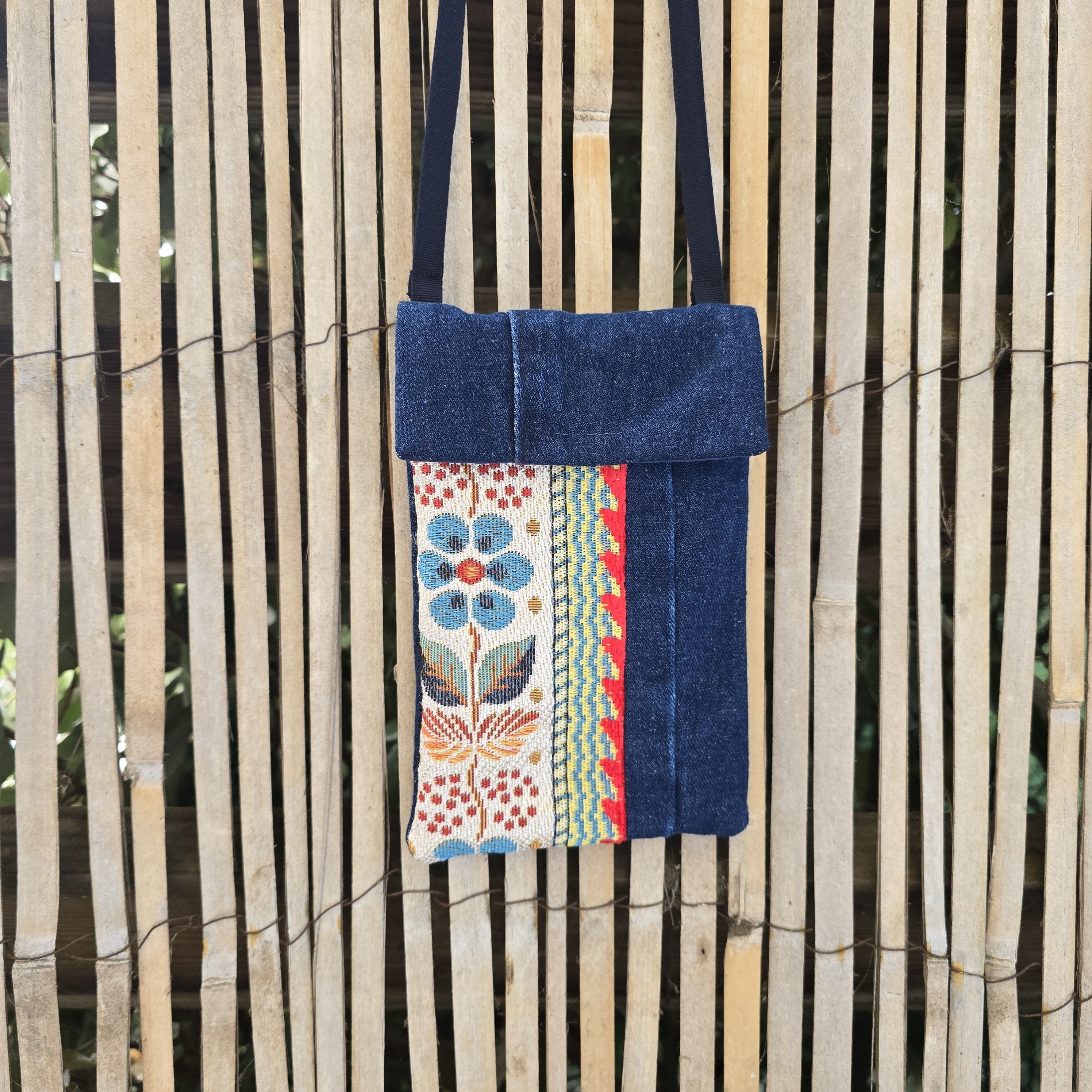 Pochette en tissu pour t&eacute;l&eacute;phone, avec bandouli&egrave;re