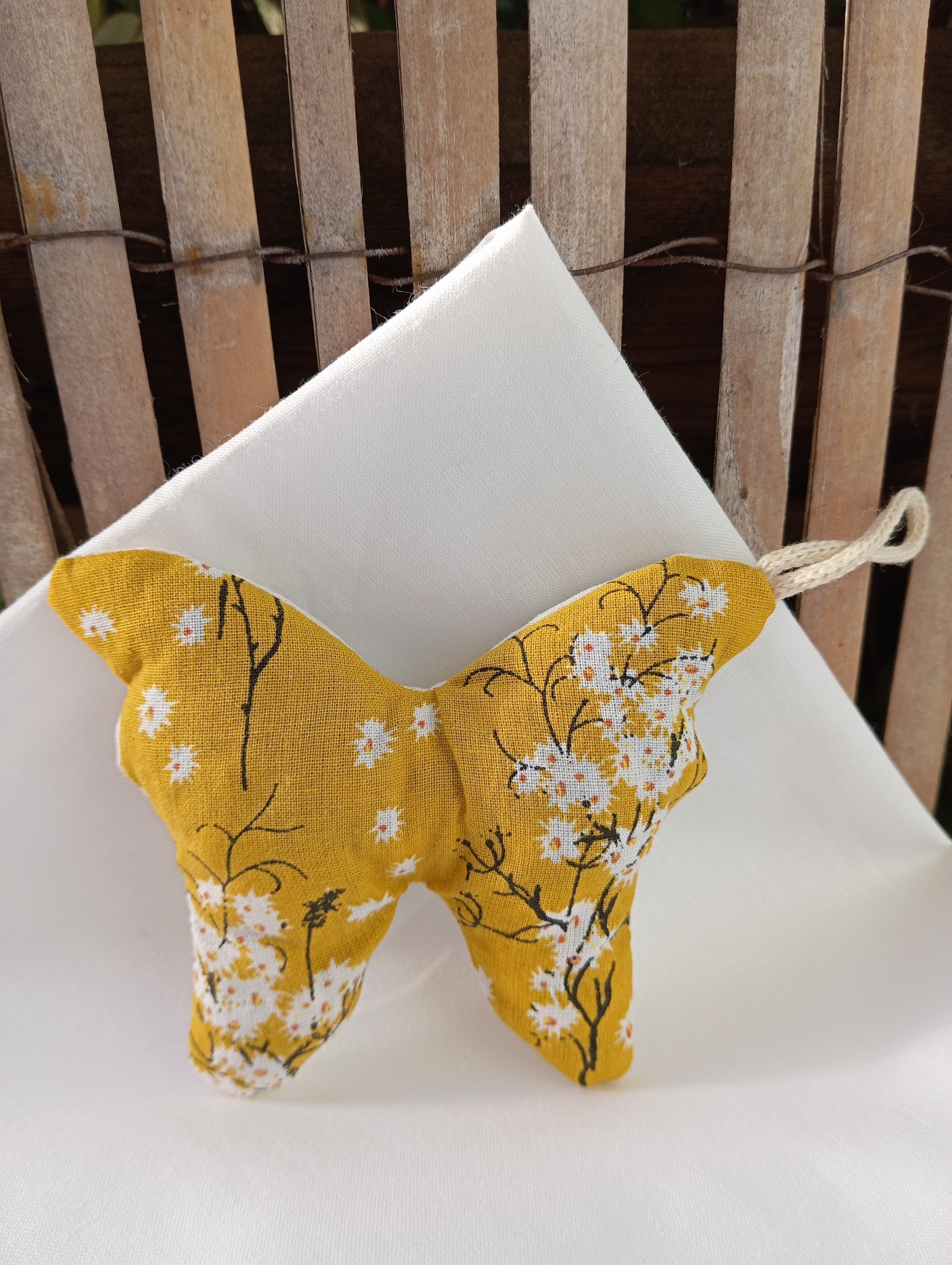 pochon garni de lavande bio en forme de papillon