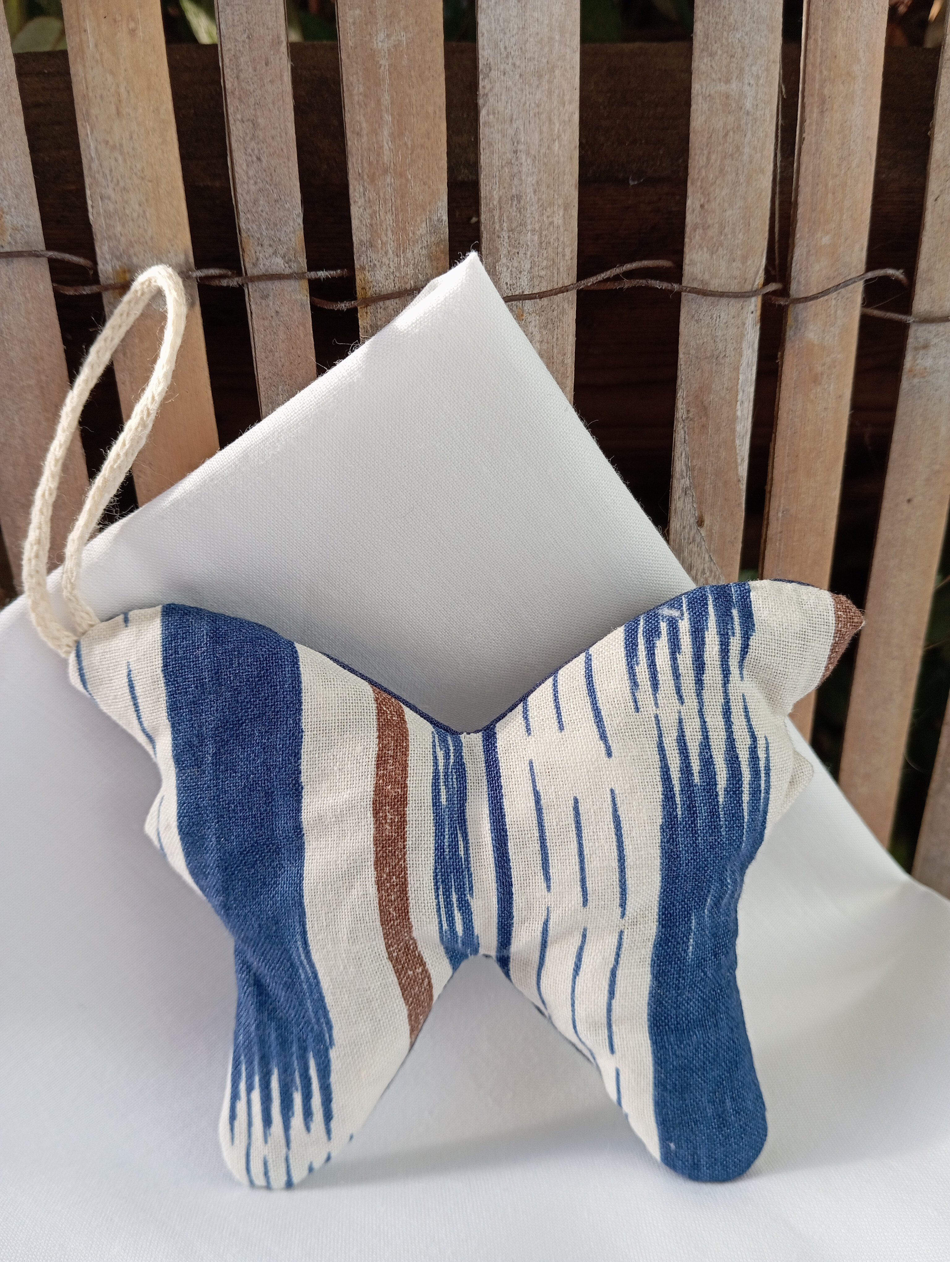 pochon garni de lavande bio en forme de papillon