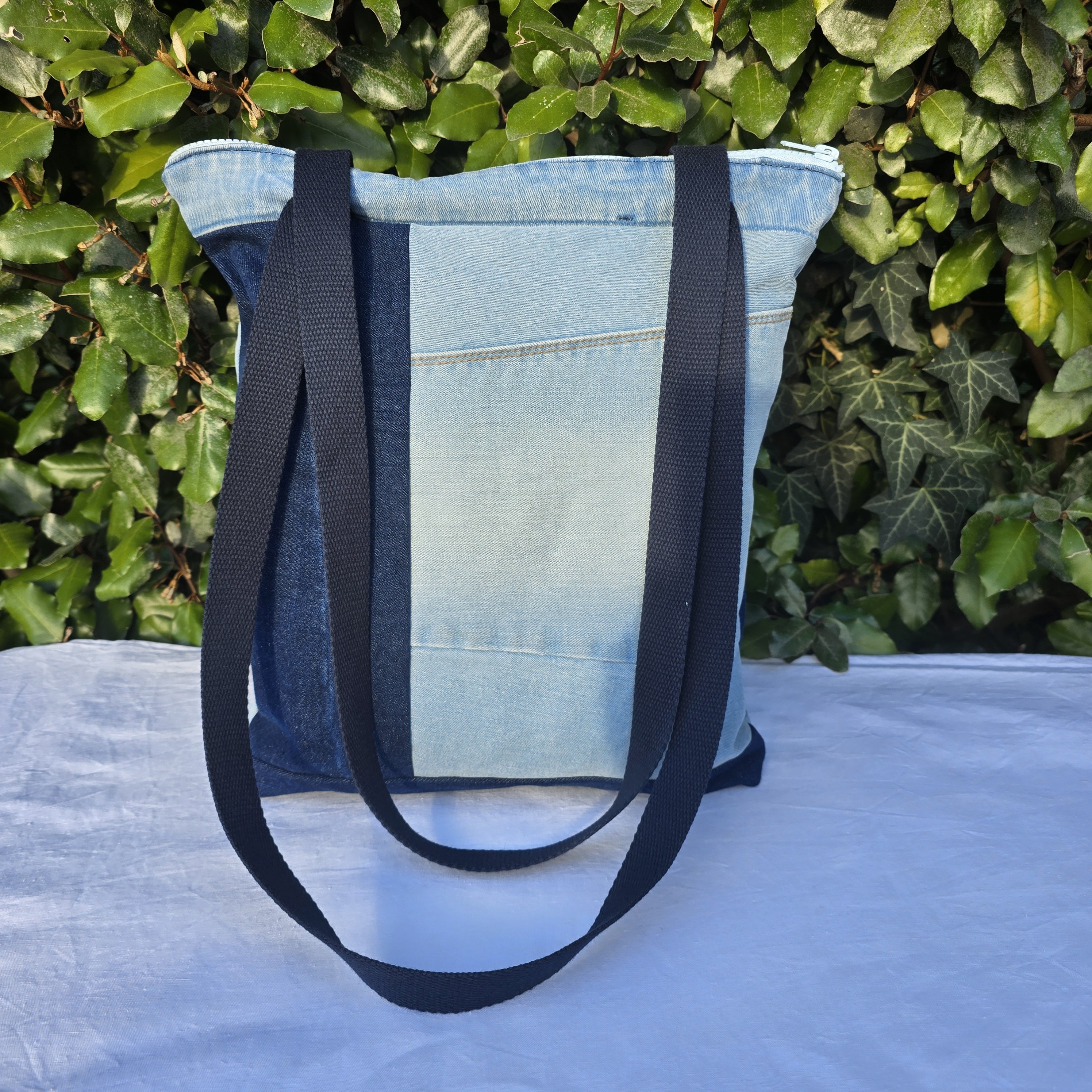 Sac &agrave; bandouli&egrave;re en jean recycl&eacute;  avec empi&egrave;cements bleu fonc&eacute; et bleu clair