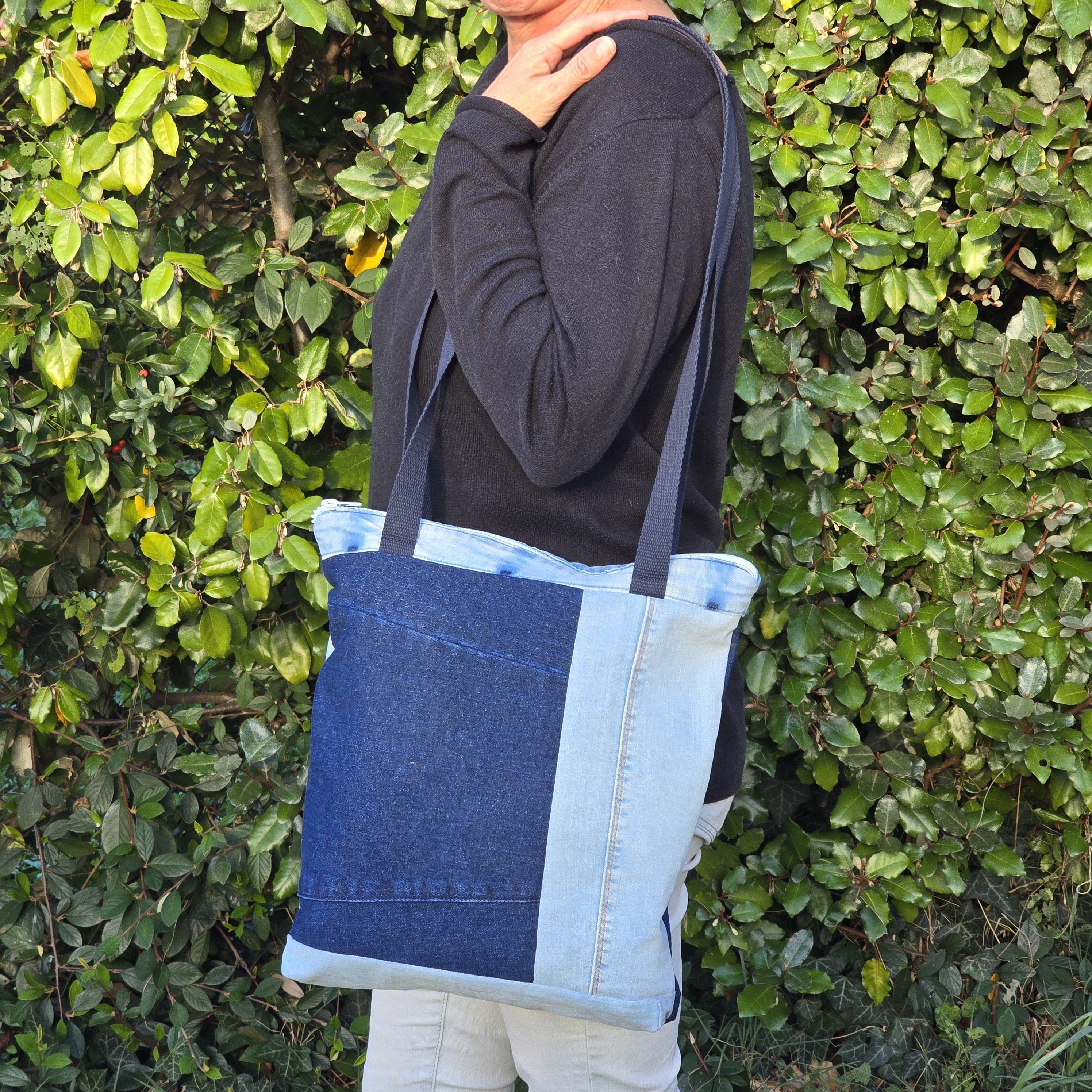 Sac &agrave; bandouli&egrave;re en jean recycl&eacute;  avec empi&egrave;cements bleu fonc&eacute; et bleu clair