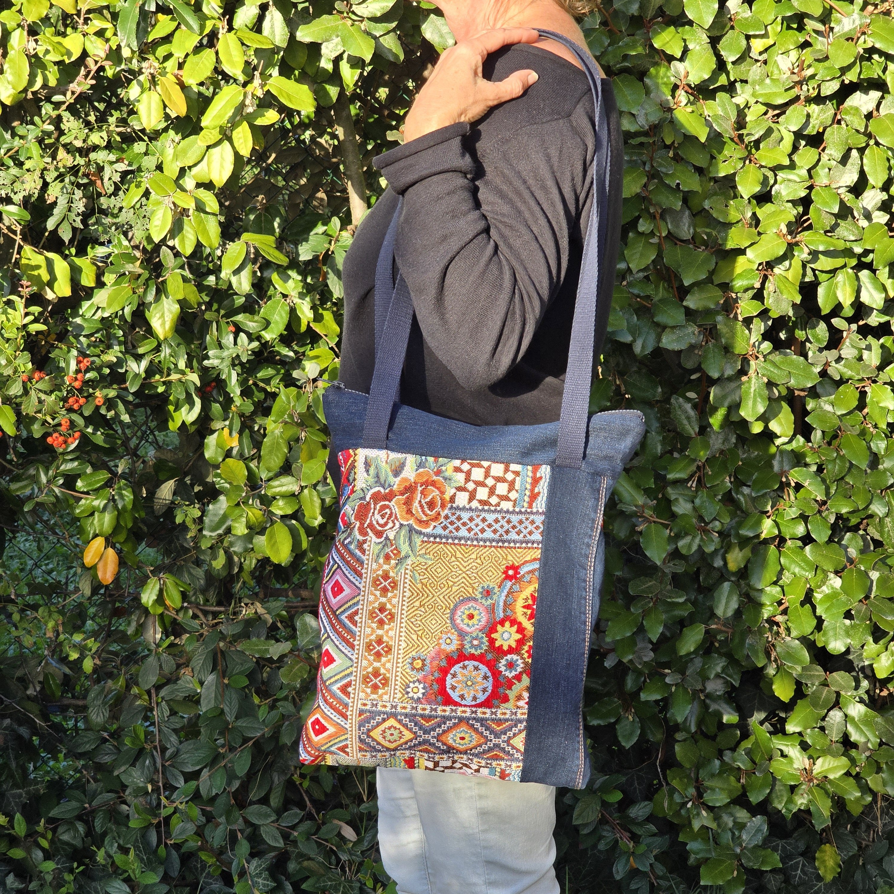 Sac &agrave; bandouli&egrave;re en jean recycl&eacute; et tissu &eacute;pais tr&egrave;s color&eacute;, avec empi&egrave;cements.