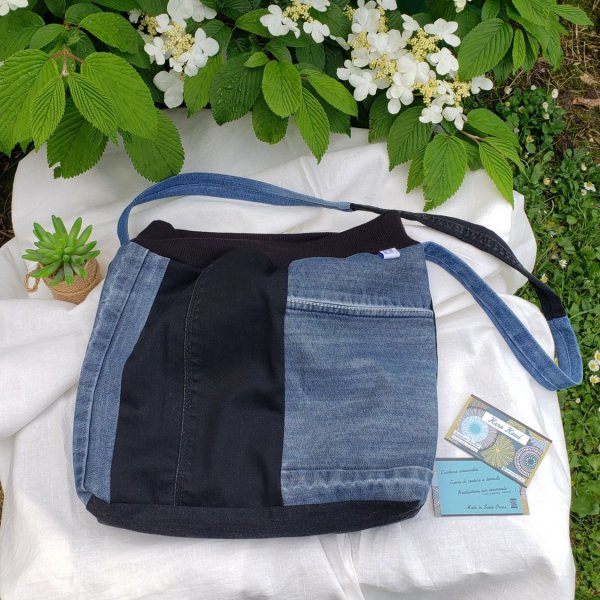 Sac &agrave; bandouli&egrave;re en jean recycl&eacute; bleu et noir