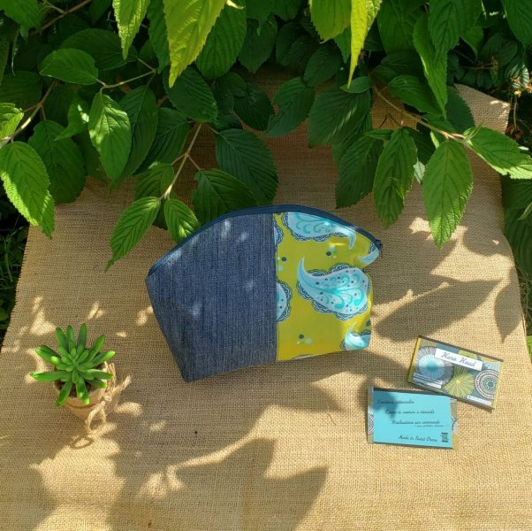 trousse de toilette en jean et coton imprim&eacute;