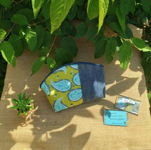 trousse de toilette en jean et coton imprim&eacute;
