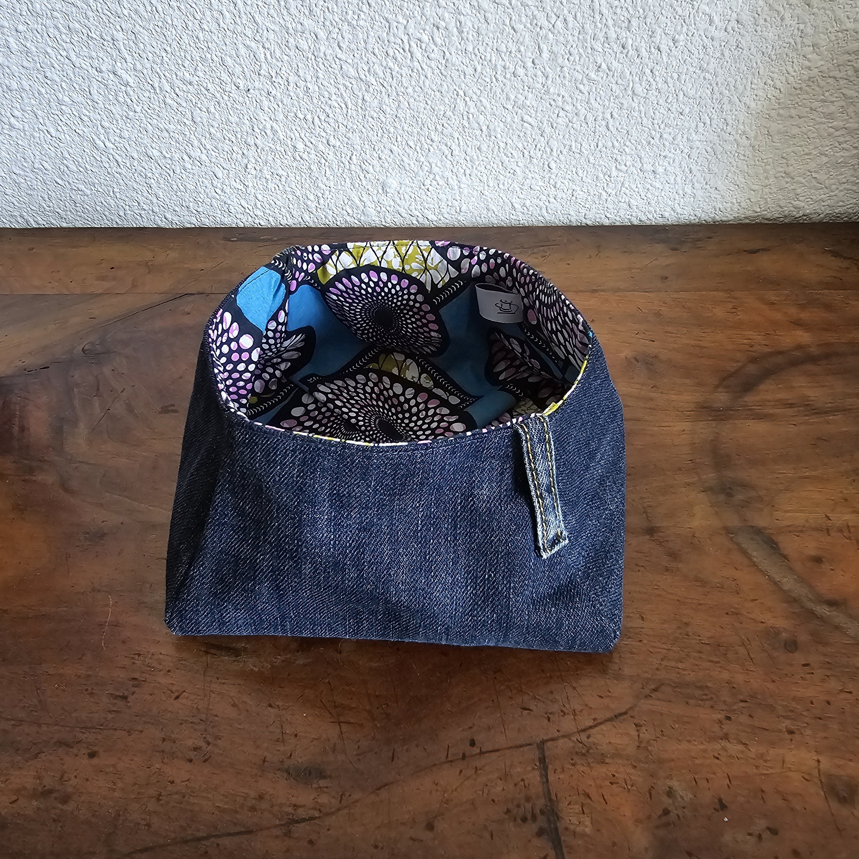 Vide poches en jean , doubl&eacute; de tissu coton imprim&eacute; wax.