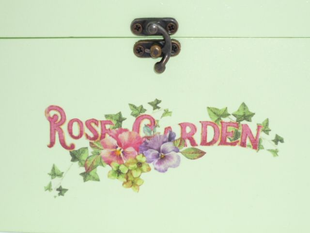 Caixa de madeira com tampa de vidro. Modelo : rose garden
