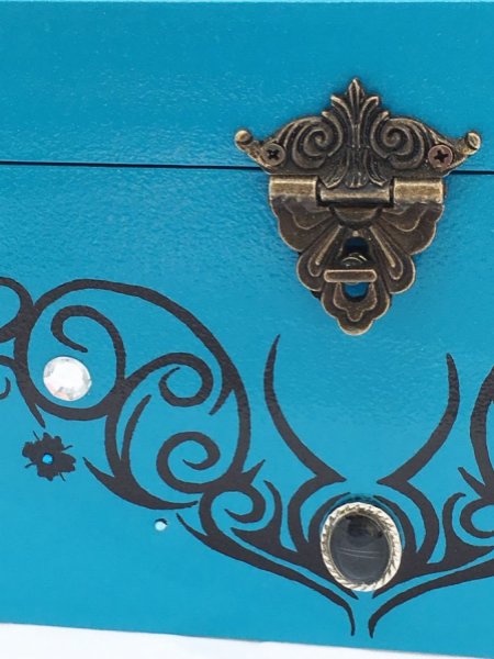 Caixa de madeira com tampa de vidro. Modelo : azul tribal