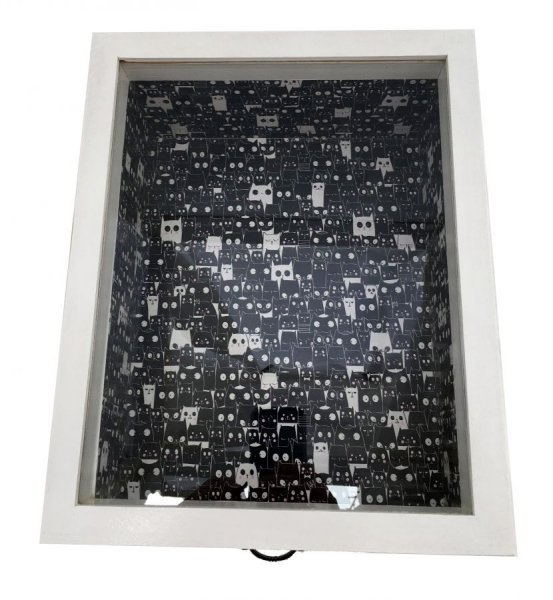 Caixa de madeira com tampa de vidro. Modelo : love cat