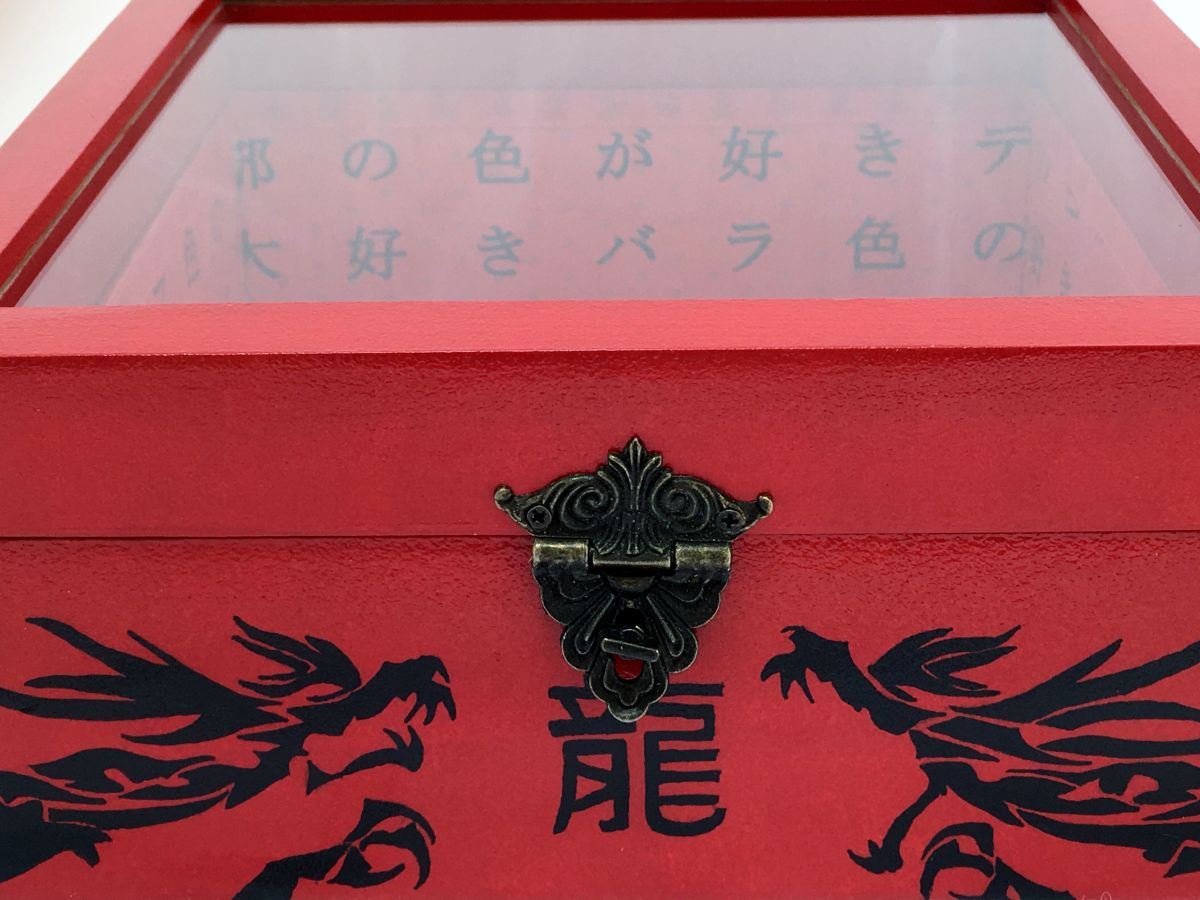 Caixa de madeira inclinada com tampa de vidro. Modelo : dragão vermelho