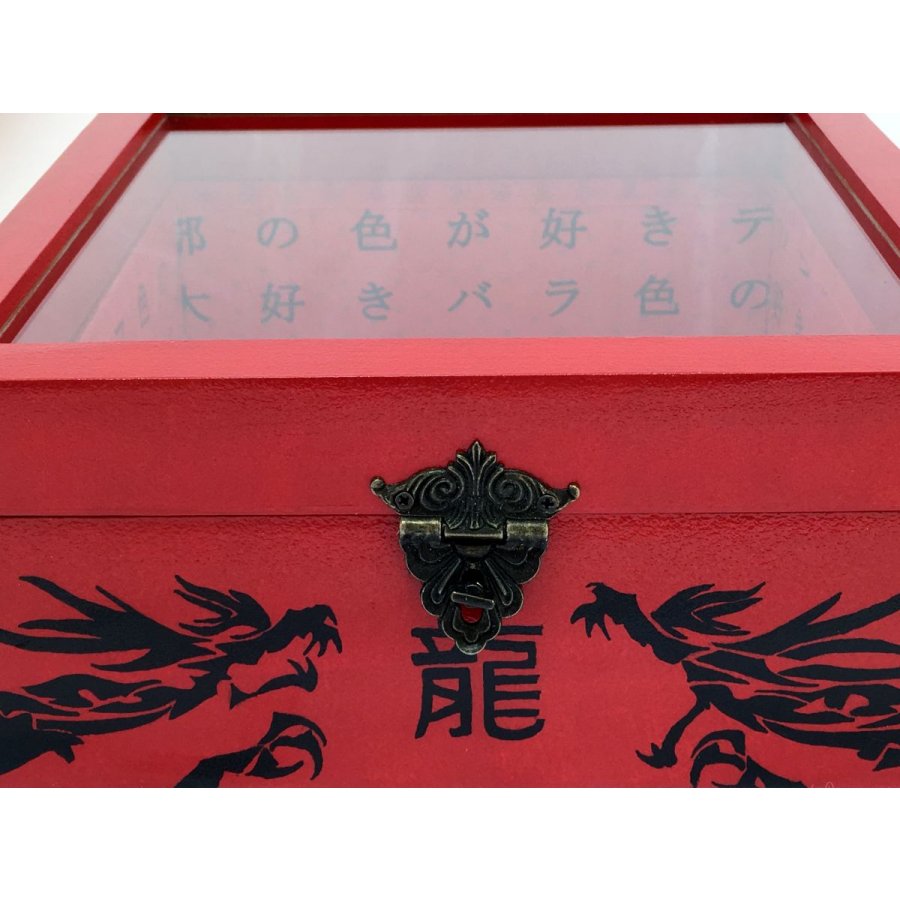 Caixa de madeira inclinada com tampa de vidro. Modelo : dragão vermelho