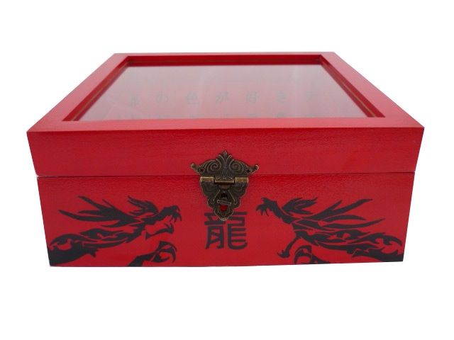 Caixa de madeira inclinada com tampa de vidro. Modelo : dragão vermelho
